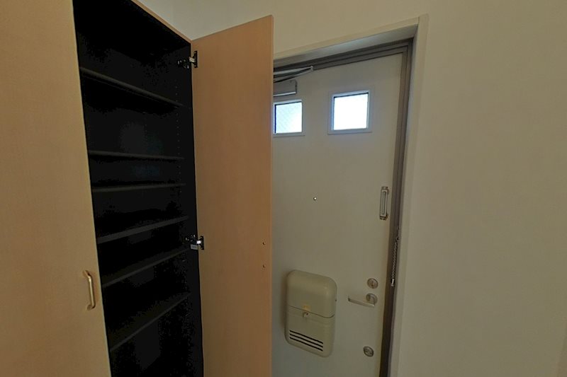 玄関　同タイプの別部屋のものになります