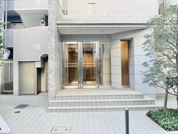 エントランス　落ち着いたエントランスです