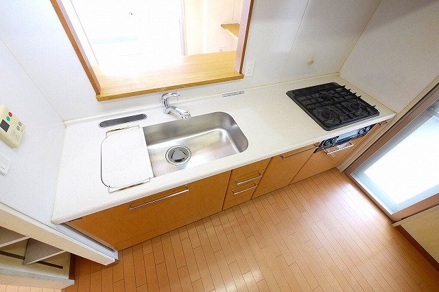 キッチン　コンパクトなキッチンで掃除もラクラク