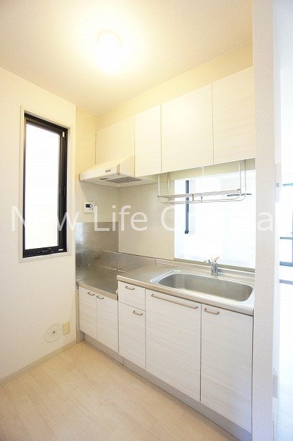 キッチン　小窓付きのキッチンで明るく料理できます☆