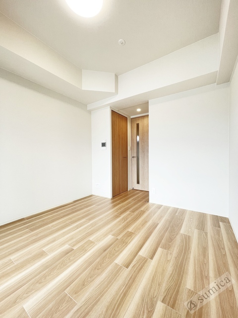 居室・リビング　白い部屋に暖色の床が映えます♪