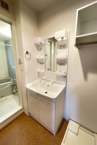 洗面設備　ゆったりとスペースのある洗面所