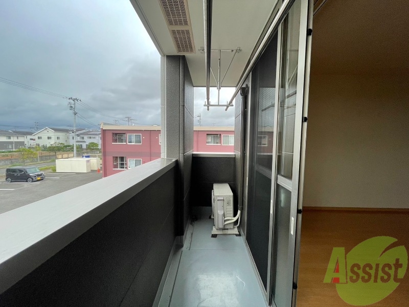 バルコニー　バルコニーは洗濯物もしっかり干せそうな広さです。