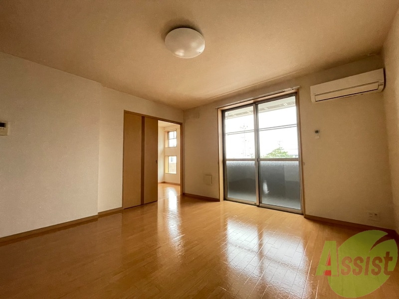 居室・リビング　大きな窓が印象的な広々としたお部屋です。