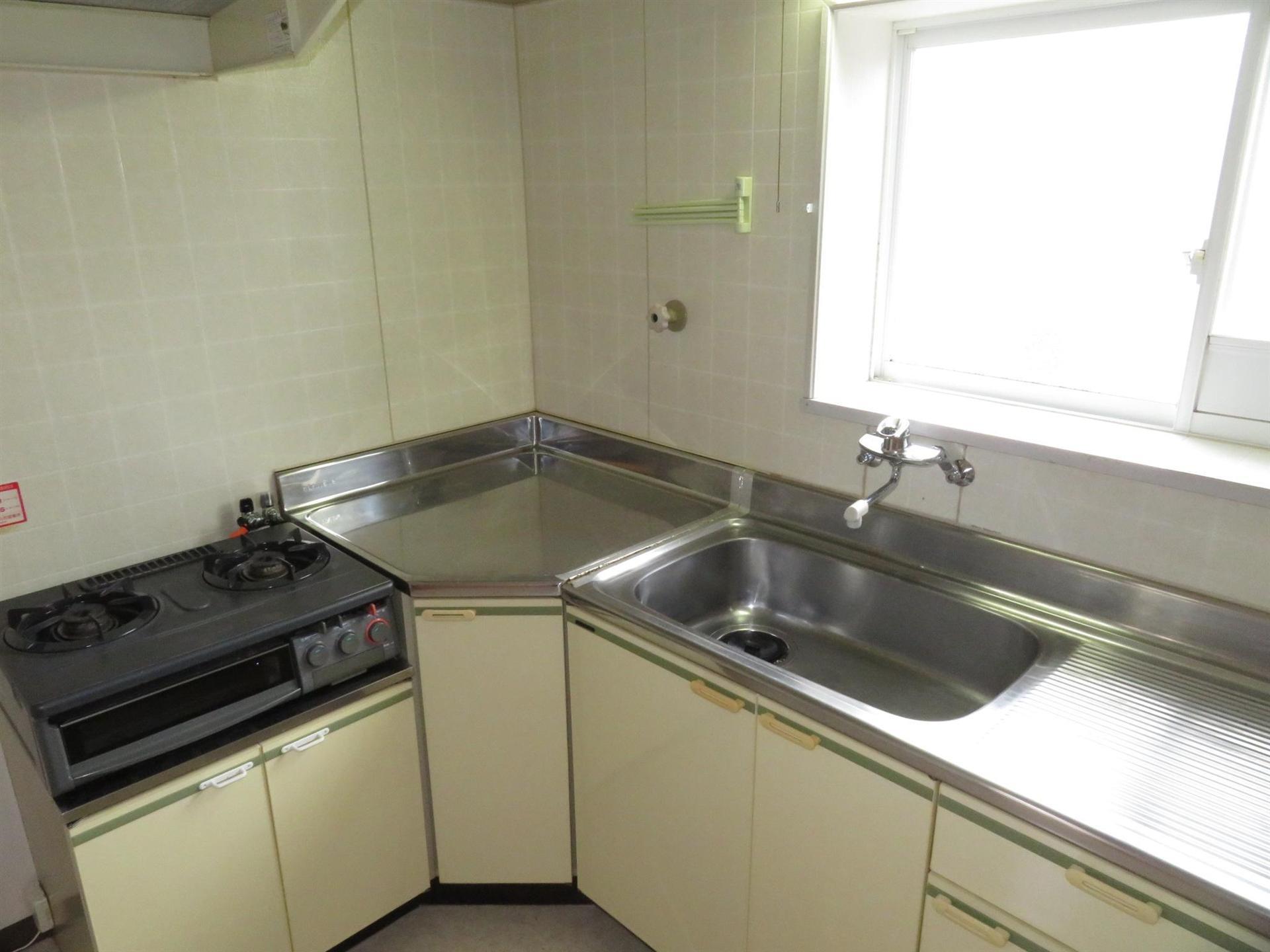 キッチン　2口コンロ、調理スペースも十分ございます。