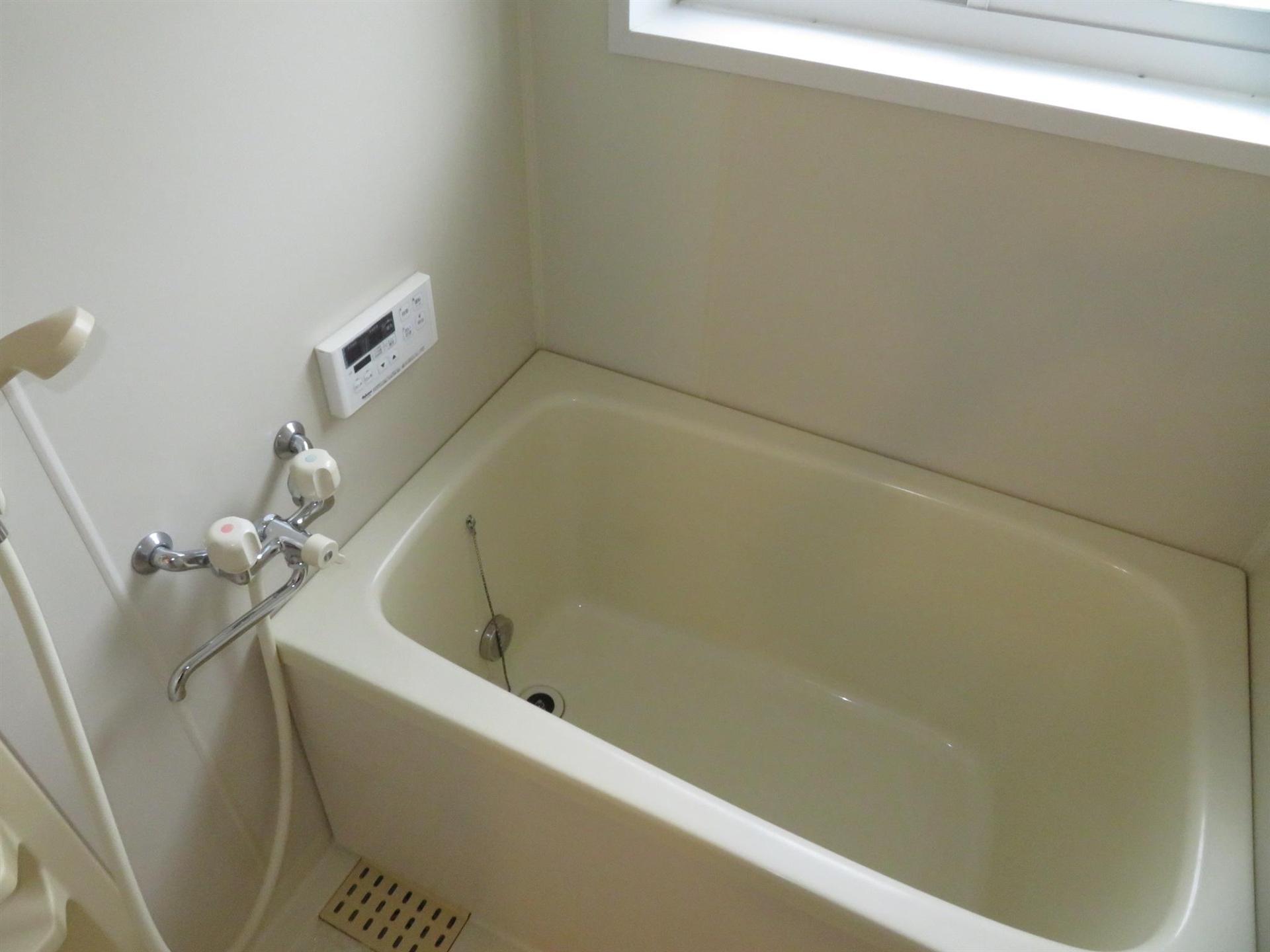 バス・シャワールーム　追い焚き・窓もあり換気もバッチリです。