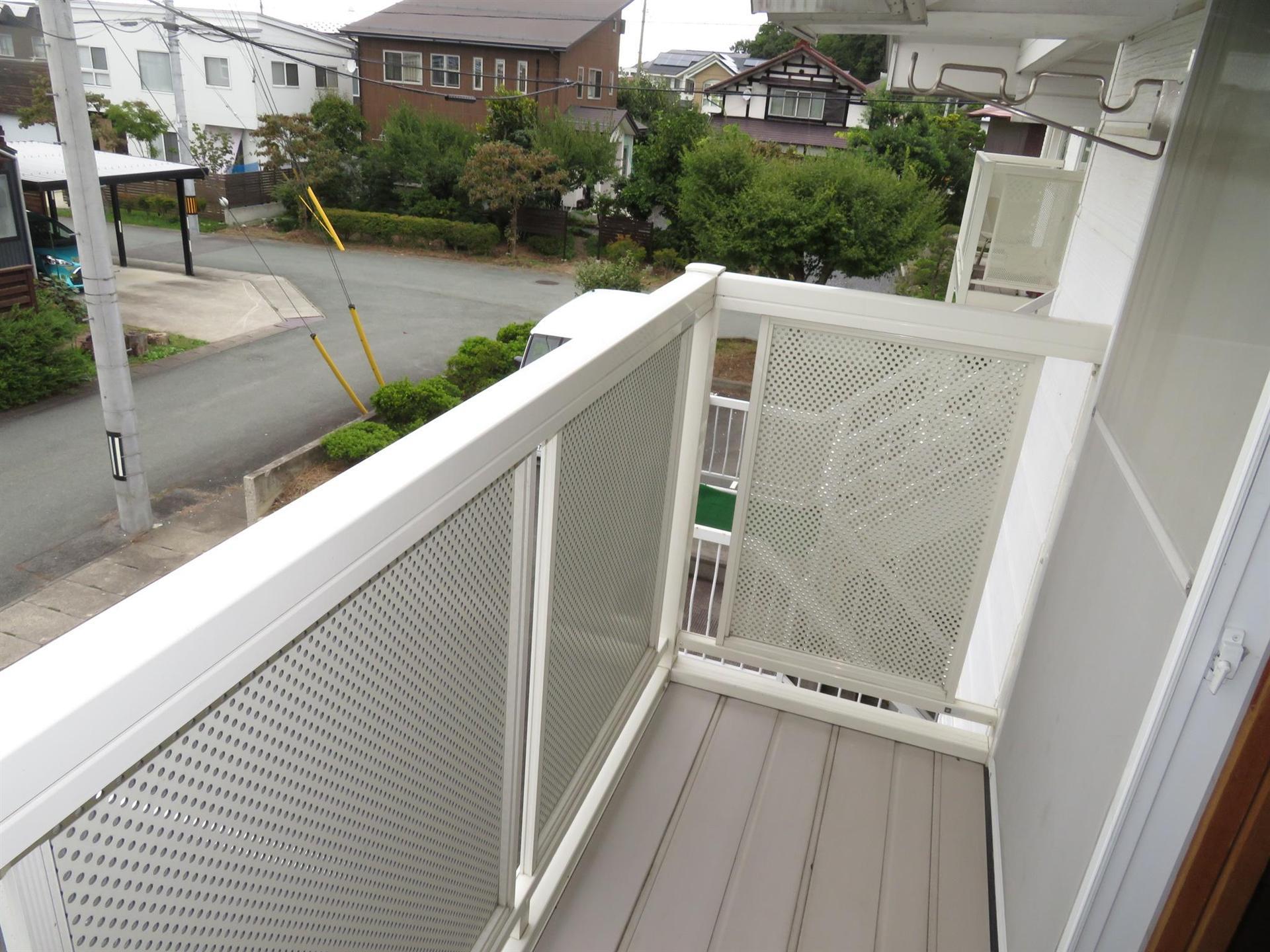 バルコニー　天気が良い日は洗濯物が干せますね。