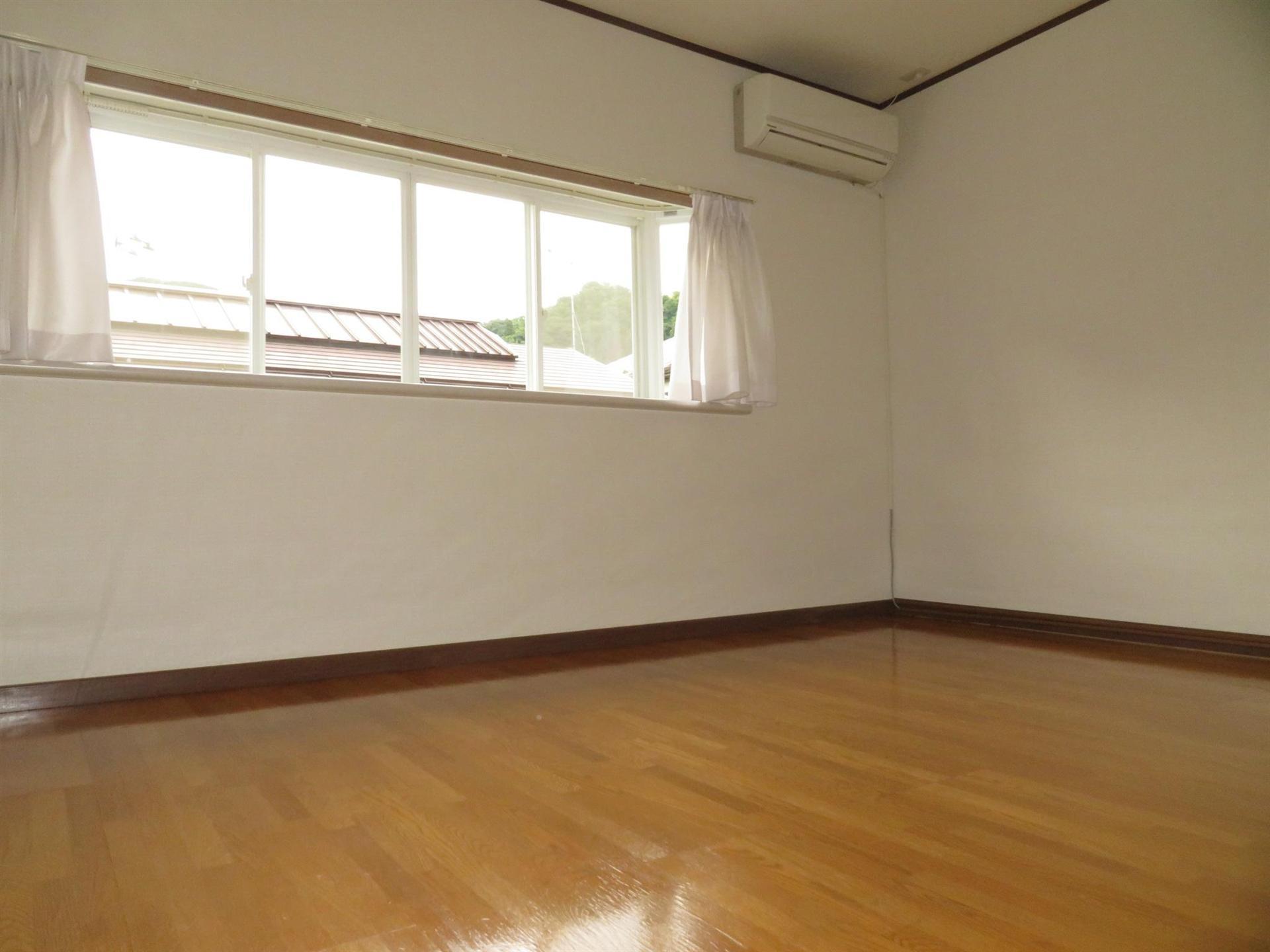 居室・リビング　キッチンと続き間の出窓がある洋室6帖。