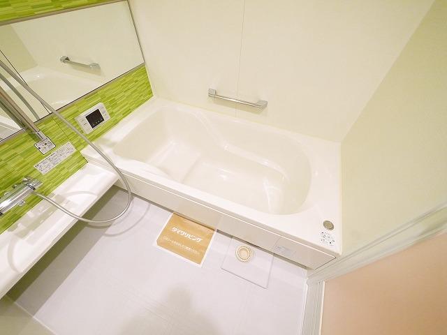 バス・シャワールーム　一坪風呂。足が伸ばせて日々の疲れを癒してくれます