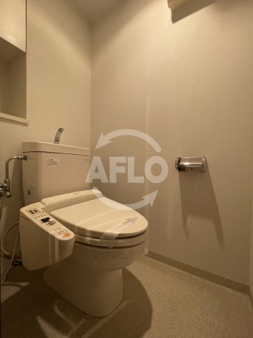 トイレ　リーガル西梅田　温水洗浄便座