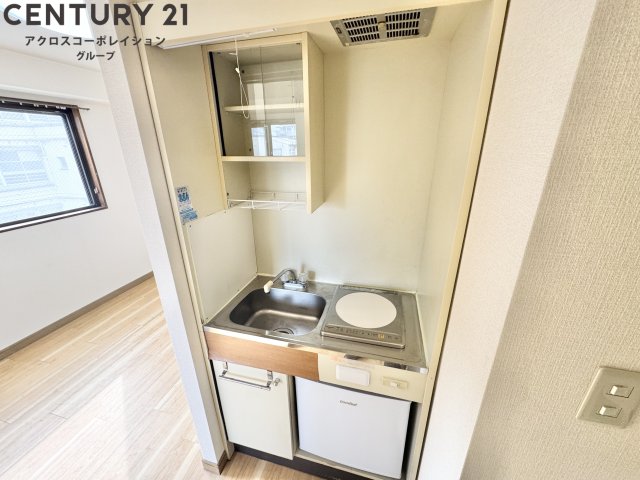 キッチン　ミニ冷蔵庫・電気コンロ付きのキッチン♪