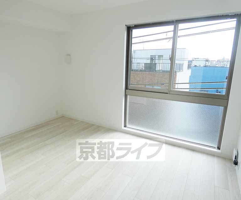 居室・リビング　白を基調とした綺麗なお部屋です。