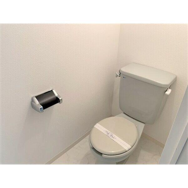 トイレ　※写真は別号室です。