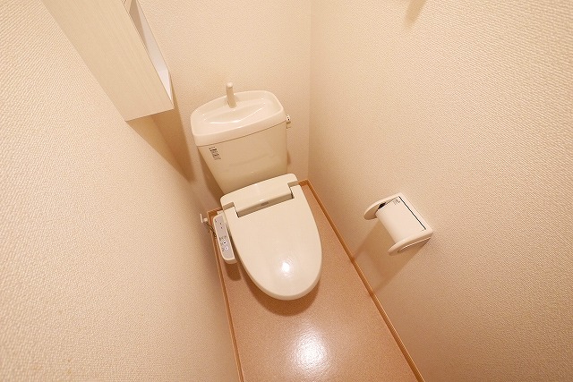 トイレ　落ち着いた色調のトイレです