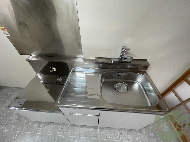 キッチン　キッチンは作業台もあり広めなので使いやすそうですね。