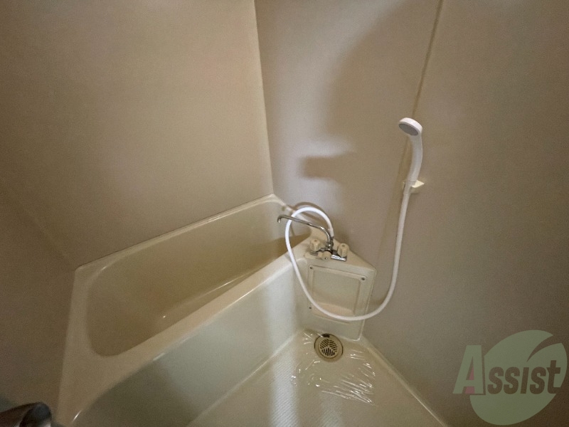 バス・シャワールーム　浴室は狭すぎず、シャワーも浴びやすそうです。