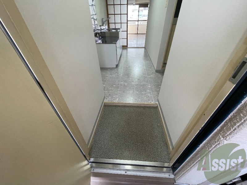 玄関　玄関から撮影しました。明るい印象ですね。