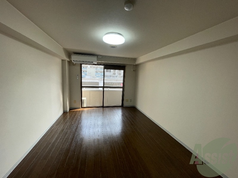 居室・リビング　８帖の洋室です。生活のメインとなる部屋ですね。