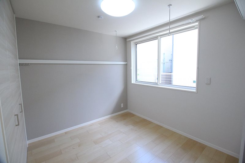 その他部屋・スペース　広々収納付きの南向きのベッドルーム。