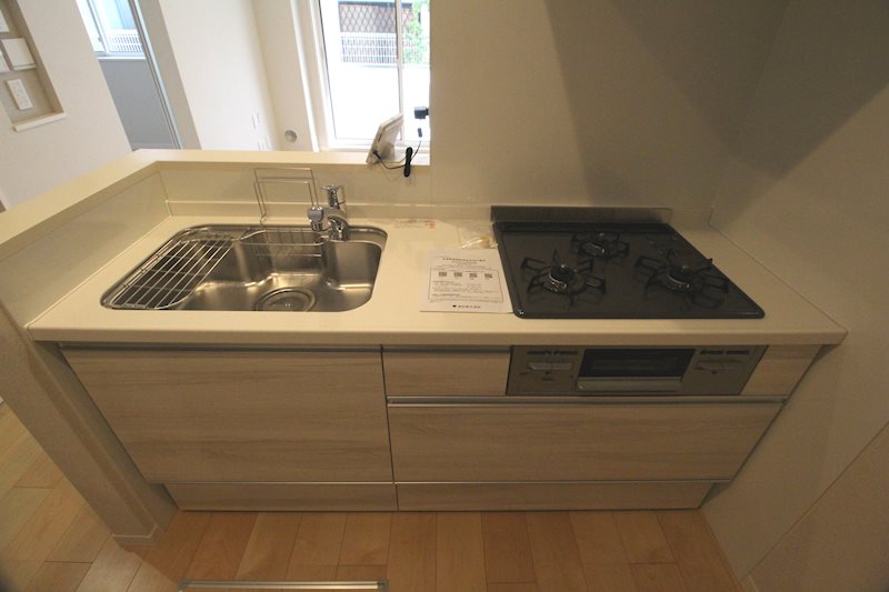 キッチン　3口グリル付きでお料理好きの方も嬉しい。