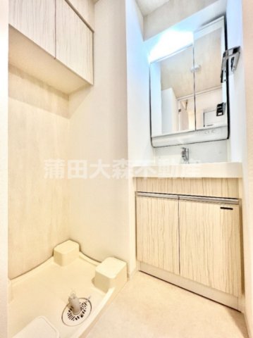 洗面設備　洗面脱衣所　2面鏡の独立洗面台　洗濯機置き場