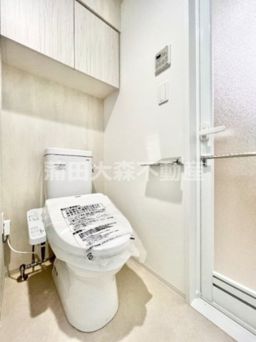 トイレ　棚収納と温水洗浄便座付きのトイレ