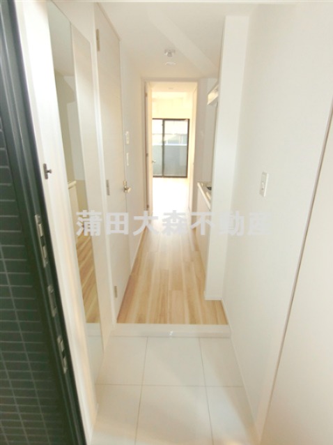 玄関　姿見鏡がうれしい玄関