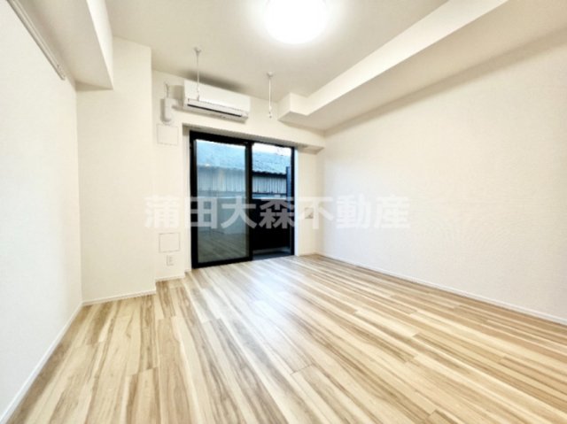 居室・リビング　南向きの洋室7.5帖　クローゼット2ケ所でウォークインクロー