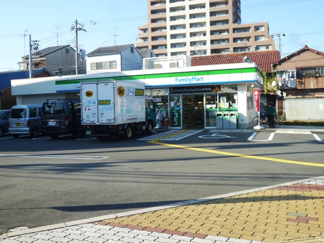 コンビニ　ファミリーマート（コンビニ）まで607m