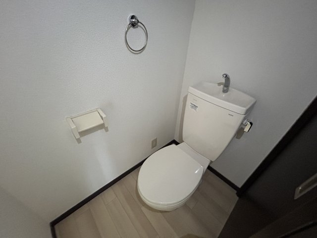 トイレ　※同物件別号室の写真になります