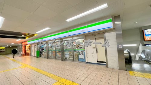 コンビニ　ファミリーマート 鶴瀬駅店（コンビニ）まで248m