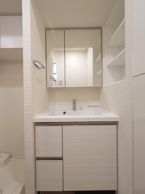 洗面設備　三面鏡付き洗面化粧台