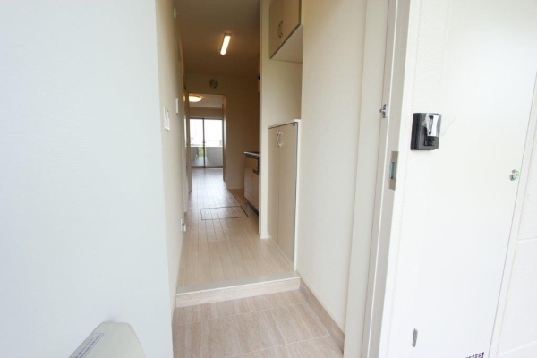 玄関　玄関を入るとキッチンスペースです