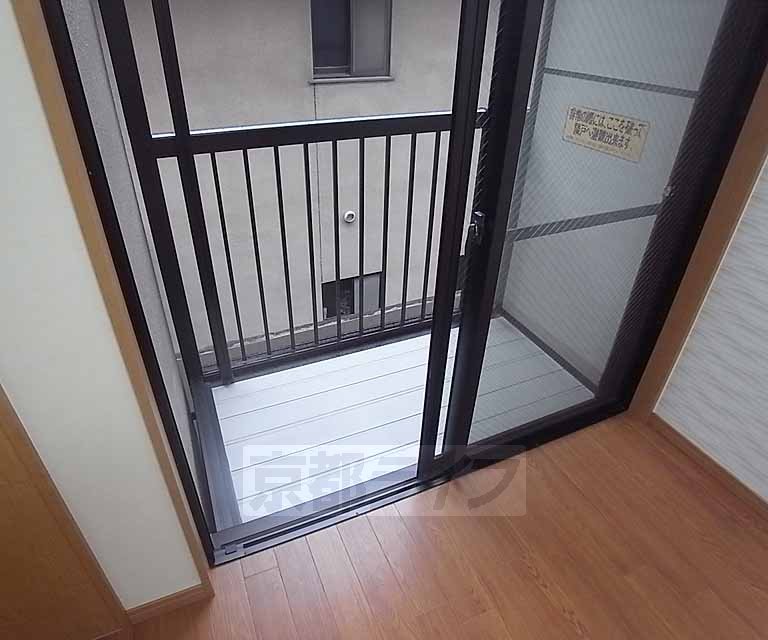 バルコニー　南向きバルコニ。３階のお部屋からは大文字が一望できます。