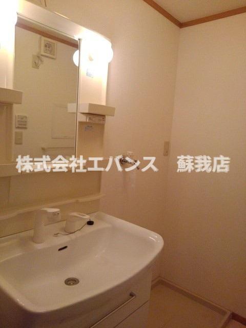 洗面設備　独立洗面台、朝の身支度には欠かせません