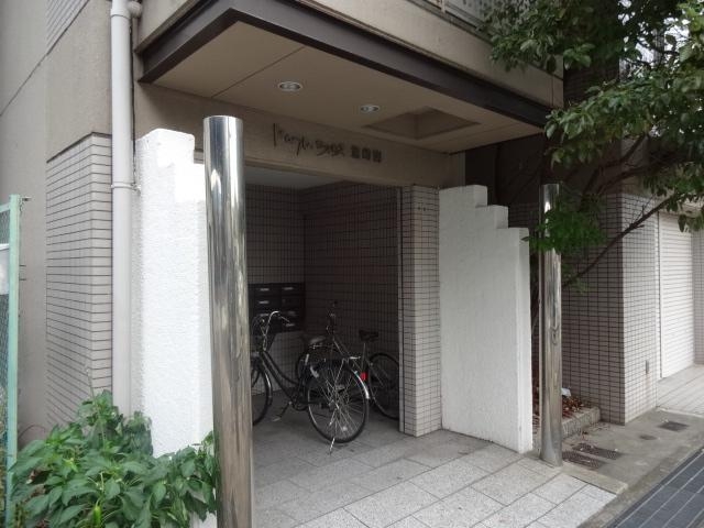 エントランス　いい感じにまわりに植物あります