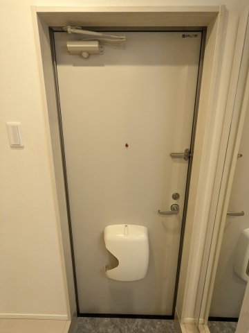 玄関　102号室
