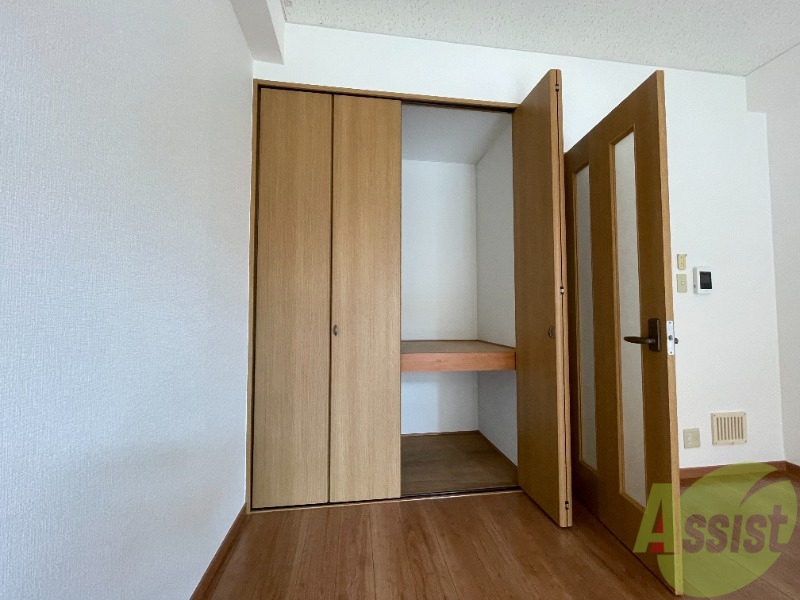 収納　洋室にある収納スペースは十分な広さがあると思います。