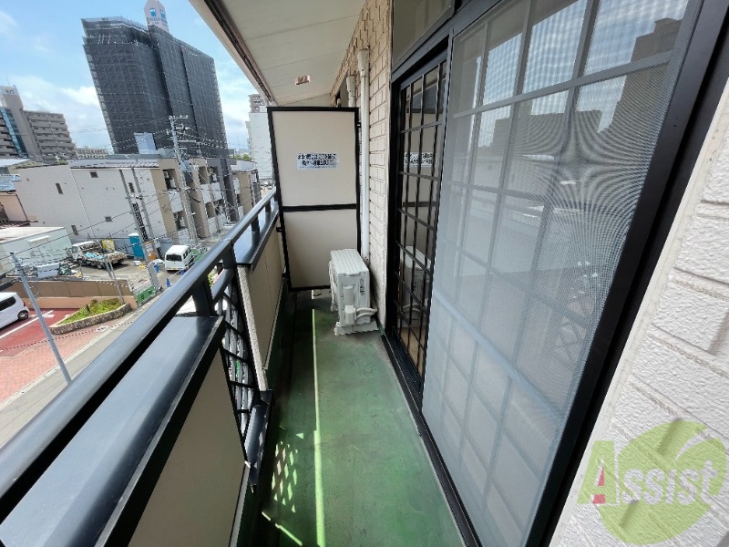 バルコニー　バルコニースペースも広く、洗濯物も問題なく干せそうですね。