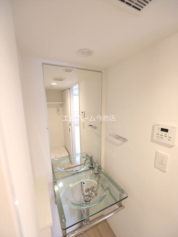 洗面設備　脱衣所　オシャレな独立洗面台　システムキッチン（ガス2口コン