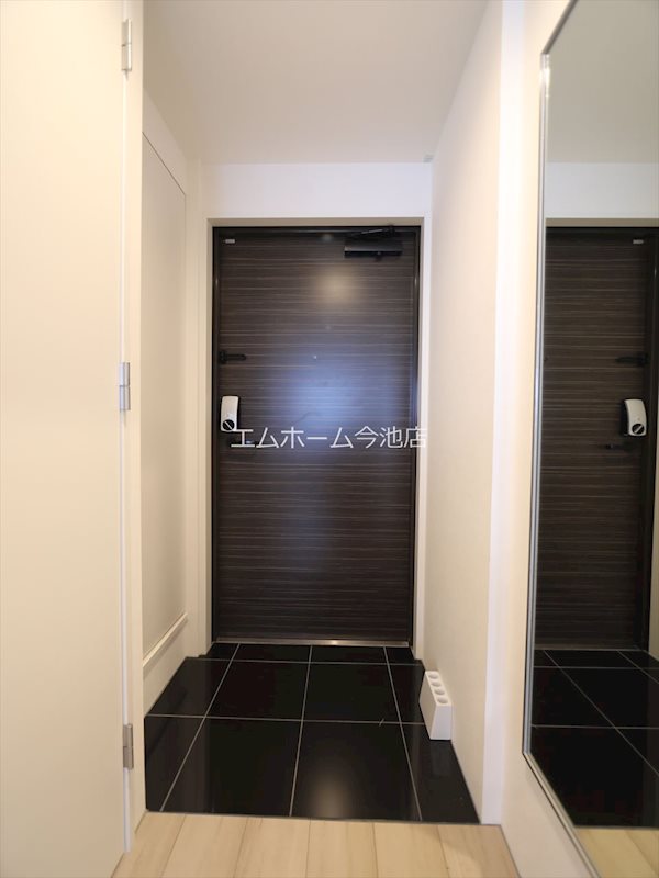 玄関　玄関　姿見鏡　シューズボックス付