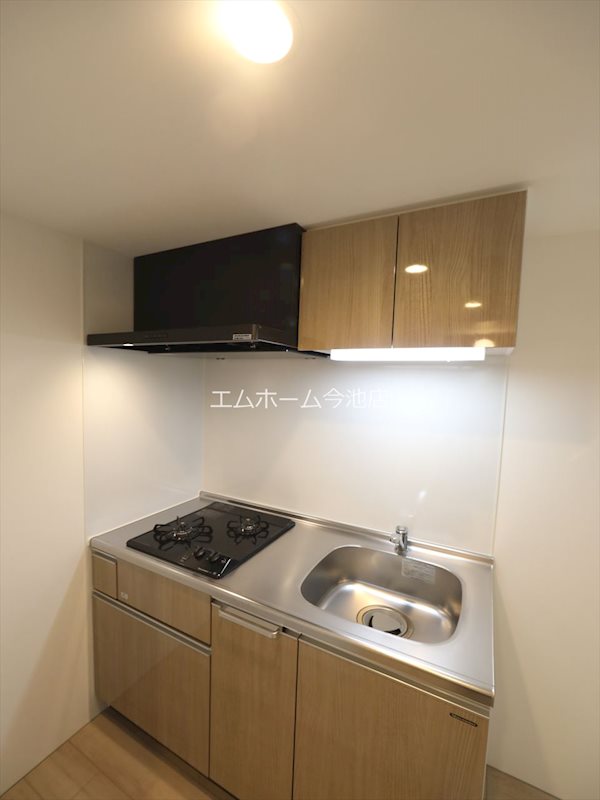 キッチン　システムキッチン（ガス2口コンロ付）収納スペース充実