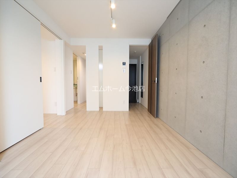 居室・リビング　LDK9.26帖　エアコン付　窓付（換気良好）レールライト付