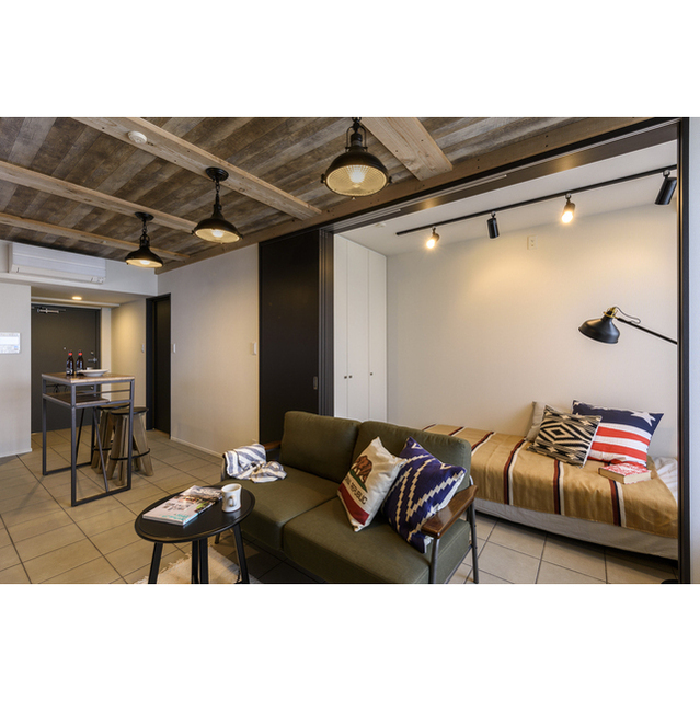 居室・リビング　家具・調度品等は配置例です。実際の賃貸住居には含まれません。