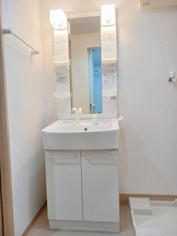 洗面設備　独立洗面台、朝の身支度には欠かせません