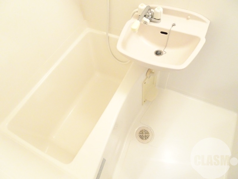 バス・シャワールーム　キレイにリフォームされています♪