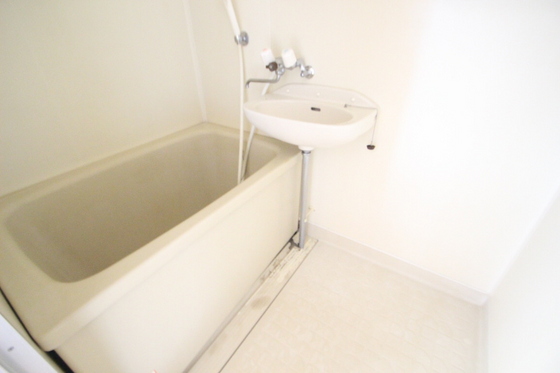 バス・シャワールーム　別部屋の写真になります。