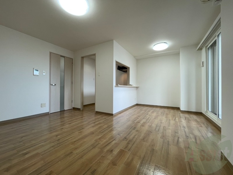 居室・リビング　フローリングや壁の色がお洒落な印象のリビングです。