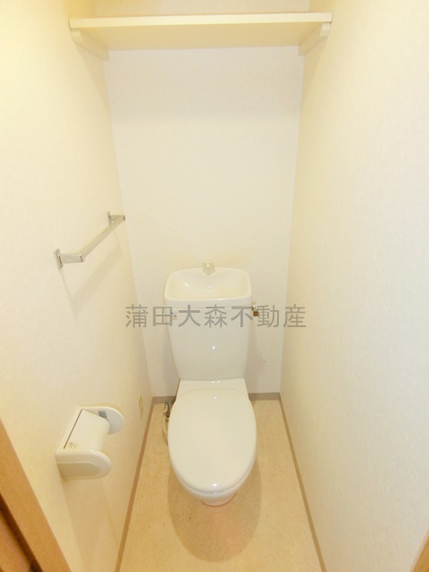 トイレ　棚付きのトイレ