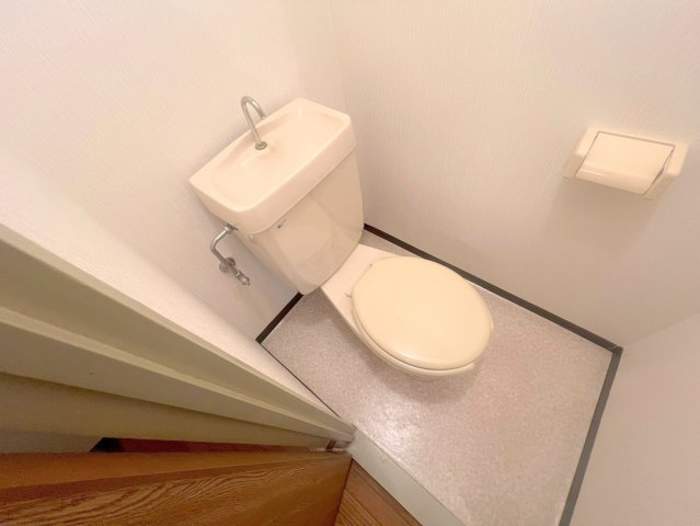 トイレ　白くてピカピカのトイレですね。お掃除もしやすいです。